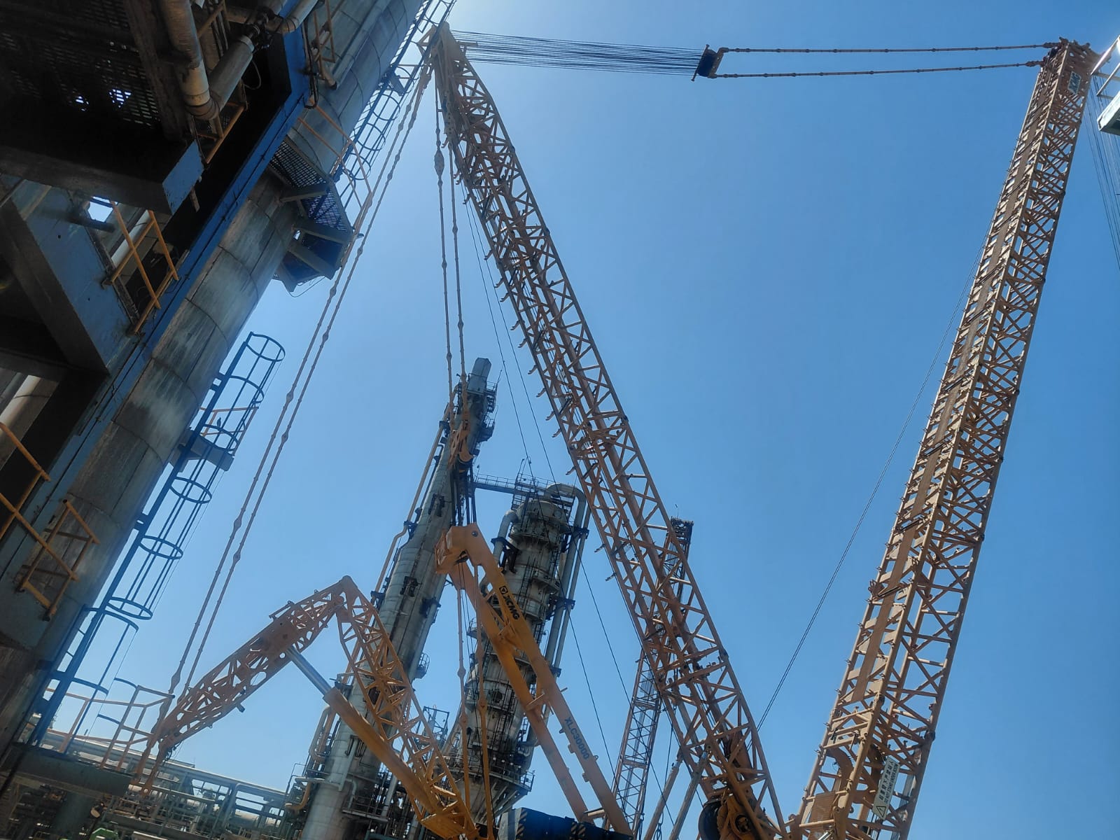 Lattice-boom crane column erection