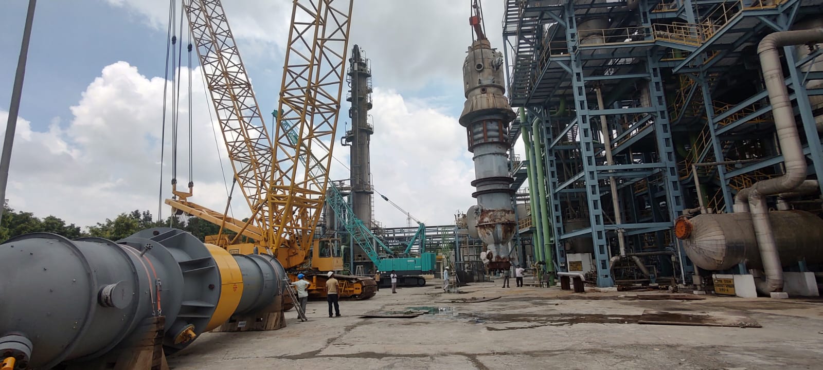 Refinery reactor vessel erection