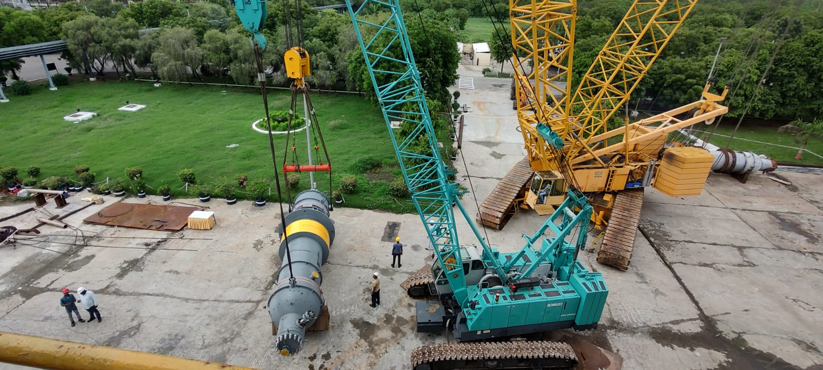 Tandem crawler-crane vessel lift